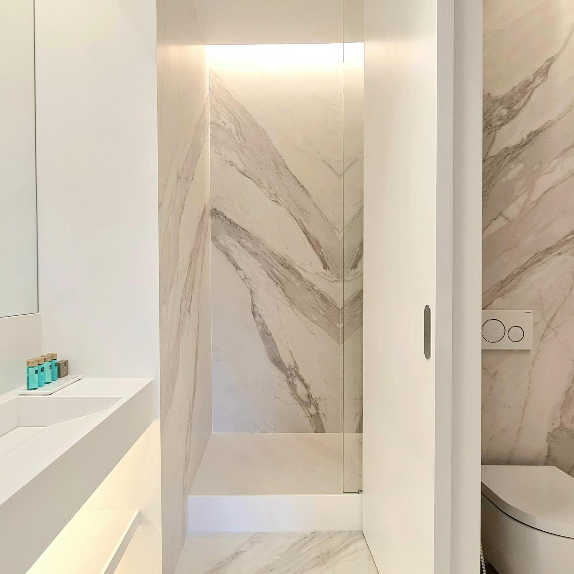Elegant Minimalist Retreat In Appartamento